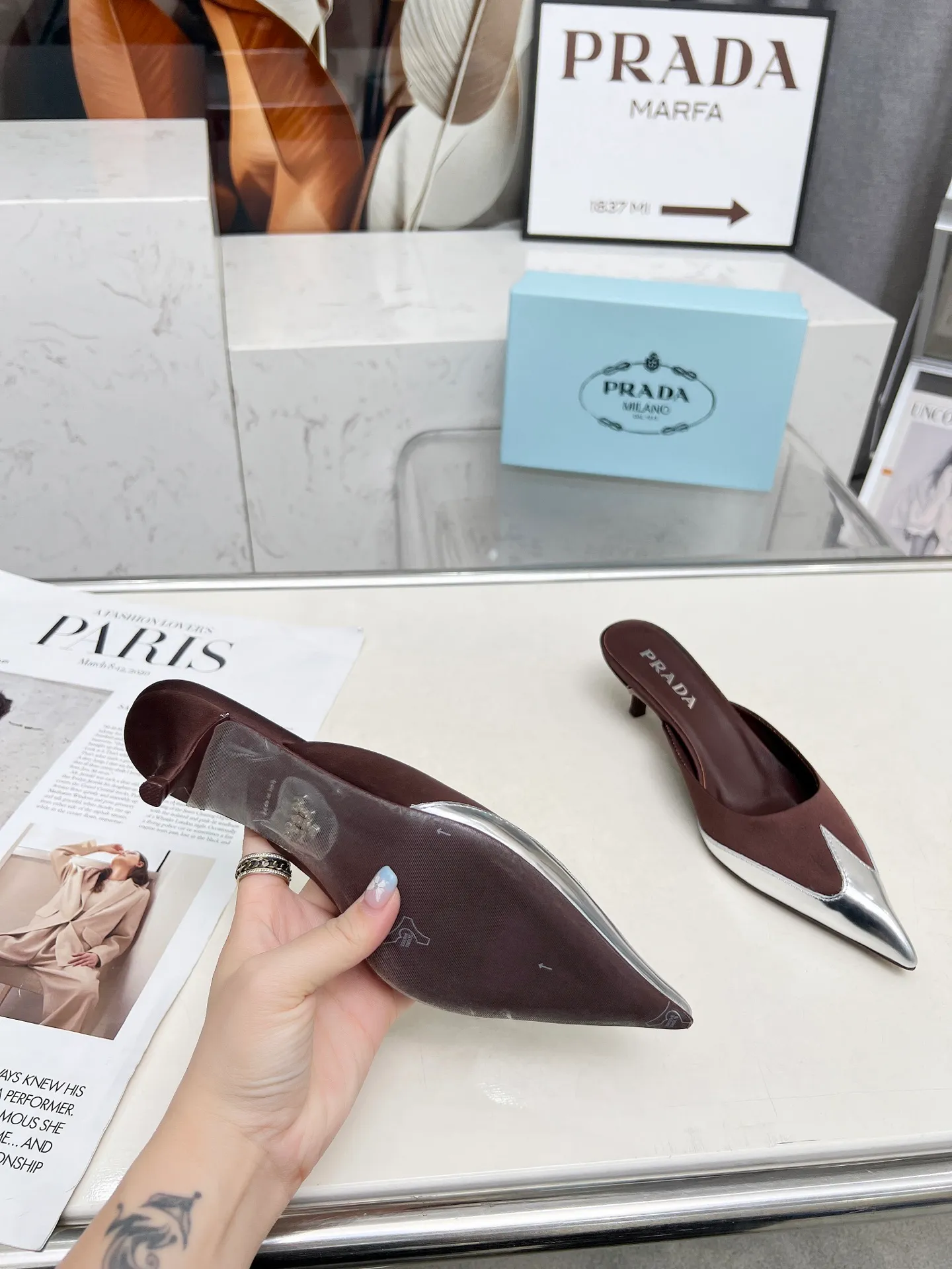 👟👟Ex-factory price 520👟👟 🏧2025 T show Mule shoes, silk pointed toe series🏧 (highest version with top packaging) PRADA 2025𝐬𝐬Prada new product, (top version) is coming! prada25 "T-stage show style" mainly promotes hot-selling styles, made of silk material and TPU Muller series spring and summer single shoes and sandals series. Made of high-quality silk satin and Tpu mirror material, a full range of simple light plate logo hot stamping. ——————————————————❣️ 2025SS PRADA spring and summer simple style, it looks so good. Various Internet celebrities have planted popular styles, awakening the imagination of skirt trains, corsets and bra curves, streamlined to the extreme ~ super popular series of hot products, with iconic logos on the heels or on the feet, as well as prismatic pointed toes, and angular lines are clearly defined.  Prada spring2025’s latest presentation is also wonderful with different styles! This season's Prada styles are simpler in design than before. They don't deliberately pursue a trendy or sporty feeling. They are all natural. The colors are also made of bright spring and summer eye-catching colored silks with pointed toes. They are so simple and beautiful. 😋The original shoes are developed and purchased from Italian counters, and are reproduced 1:1 according to the original taste. The newly opened low heel of 4cm has the same concave and convex height as the original version, creating a variety of sandals and slippers: low heel, pointed toe and half drag. 💛❤️ 💛❤️ ⚛Baotou low heel 4cm. ⚛Sale size: 35-41 (customized at 42.43) ⚛Top silk satin fabric + sheepskin lining + Italian triple-A cowhide bottom. 💙"Multiple colors, all official colors can be produced".